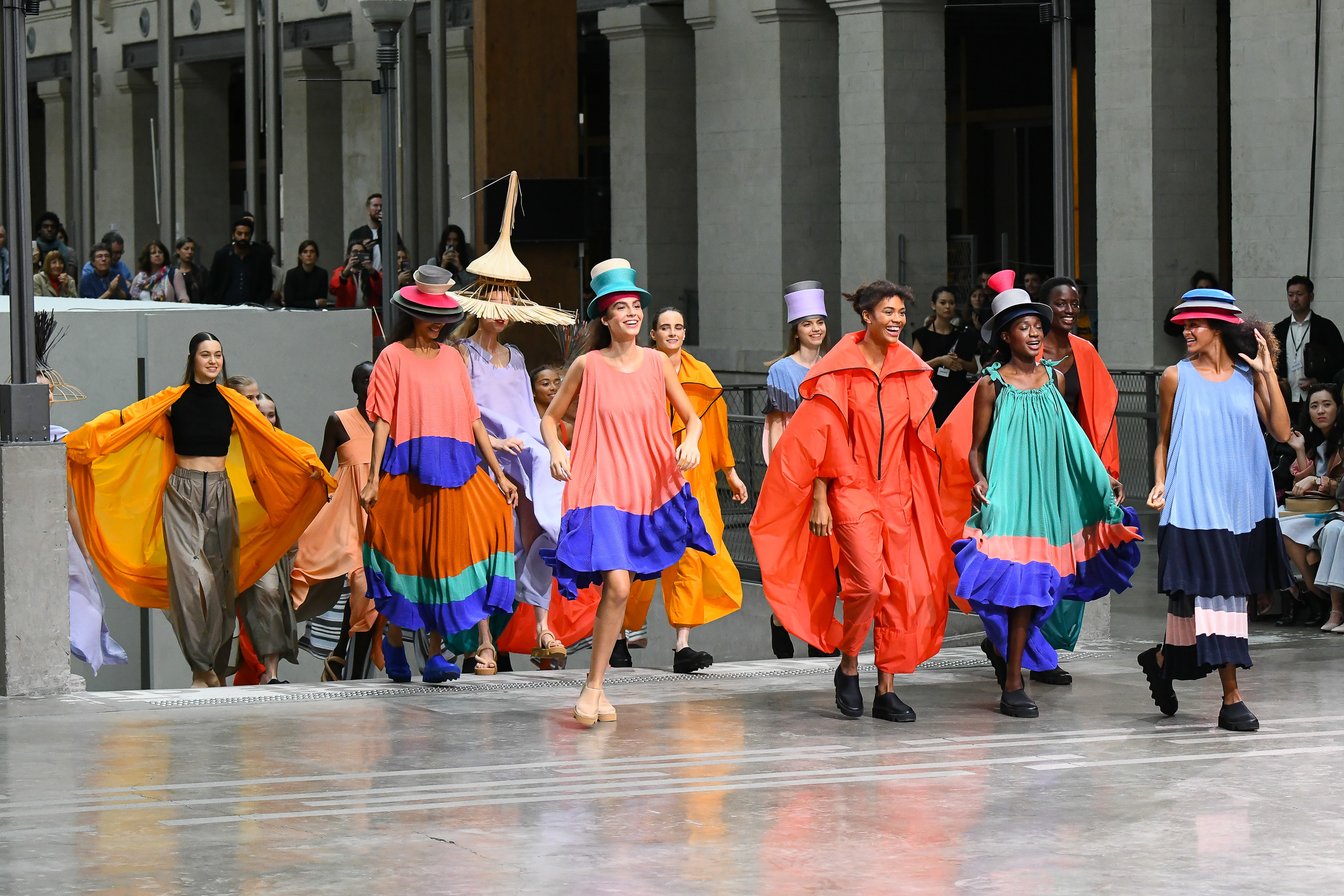 イッセイ ミヤケ新デザイナーによる初のショー、近藤悟史「心に届く